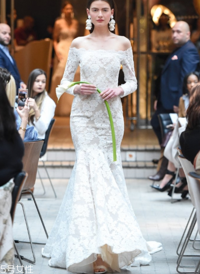 婚紗里面有胸墊嗎？婚紗是自帶胸墊嗎？