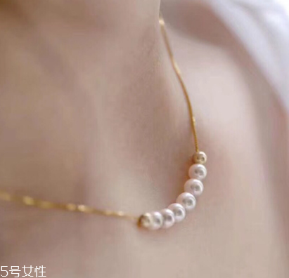 珍珠項(xiàng)鏈能戴著洗澡嗎？珍珠項(xiàng)鏈洗澡要摘下嗎？