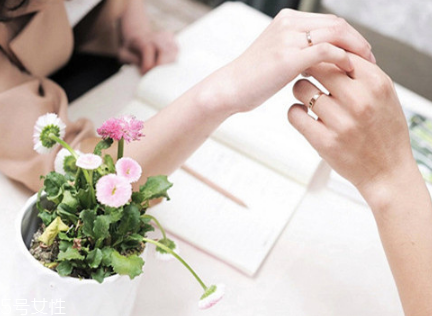 婚戒可以戴中指嗎？婚戒能戴在中指上嗎？