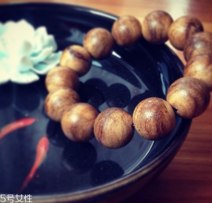 沉香手串可以用水洗嗎？沉香手串能沾水嗎？