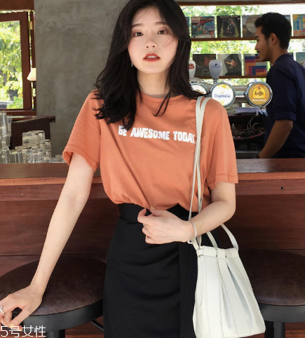 女生穿什么短袖好看？女生適合穿什么短袖？