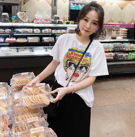 女生穿什么短袖好看？女生適合穿什么短袖？