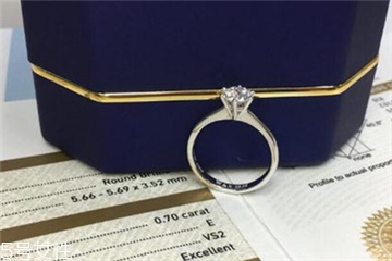 鉆戒是訂婚買(mǎi)還是結(jié)婚買(mǎi)？鉆戒訂婚就要買(mǎi)嗎？