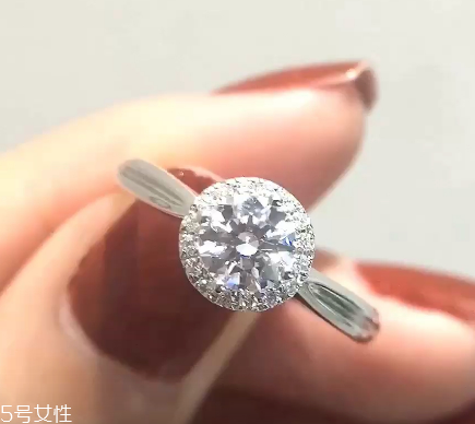 鉆戒是定制還是成品好？鉆戒買定制的還是買成品？