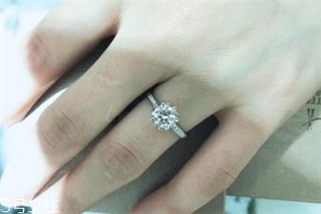 鉆戒是定制還是成品好？鉆戒買定制的還是買成品？