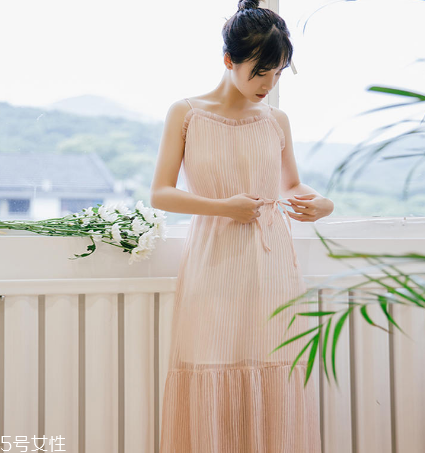 夏天穿什么顏色連衣裙好？夏天適合什么顏色連衣裙？