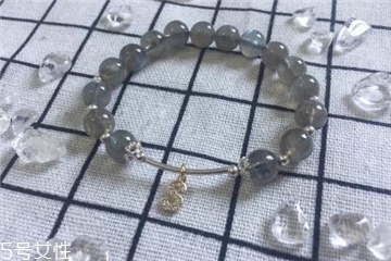 月光石是水晶嗎？月光石和水晶是一種嗎？