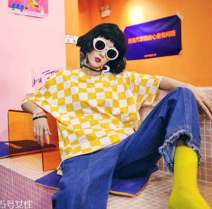 t恤什么顏色好看？t恤買(mǎi)什么顏色好？