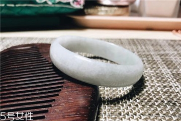 手鐲是玉的好還是翡翠的好？手鐲買玉的還是翡翠的？