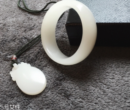 手鐲是圓的好還是扁的好？手鐲買圓的還是扁的？
