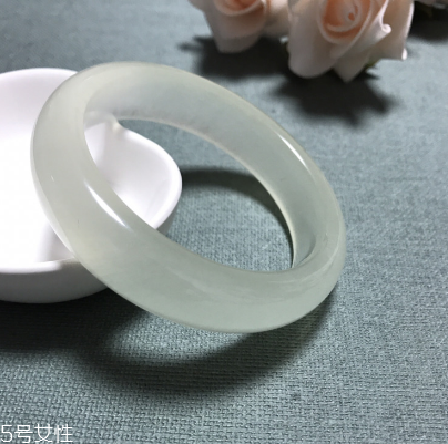 手鐲戴不進(jìn)去怎么辦？手鐲戴不進(jìn)去解決妙招