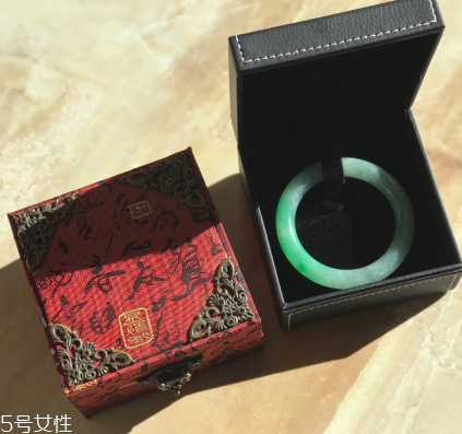 手鐲什么顏色好看？手鐲買哪種顏色好？
