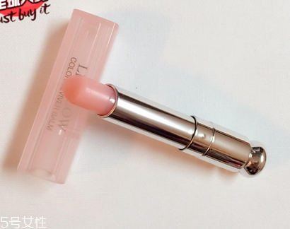 唇膏用完里邊怎么打開？唇膏剩一截怎么挖出來？