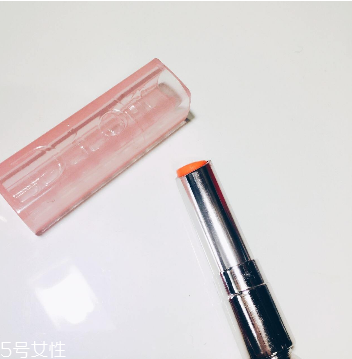 唇膏用完里邊怎么打開？唇膏剩一截怎么挖出來？