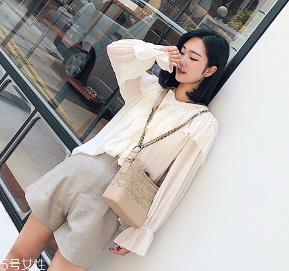 女生夏天背什么包？女生夏季包包搭配圖片