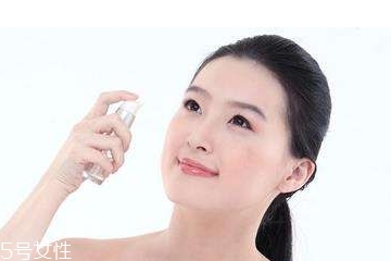 化妝水為什么要拍？化妝水是拍還是抹？