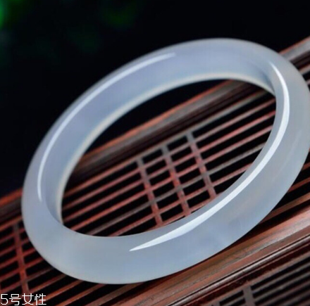 玉髓手鐲一般多少錢(qián)？玉髓手鐲市場(chǎng)價(jià)格