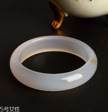 玉髓手鐲戴哪只手？玉髓手鐲戴左手還是右手？