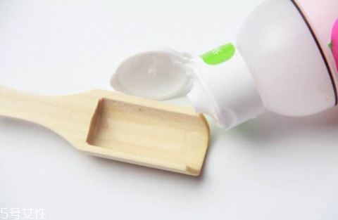 油皮痘痘肌怎么護(hù)膚？油皮致痘的4大誤區(qū)