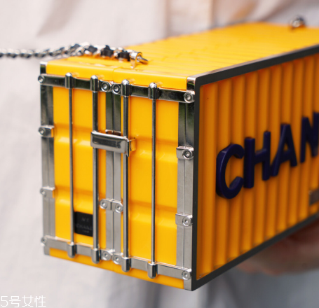 chanel集裝箱多少錢？香奈兒集裝箱包包正品價(jià)格