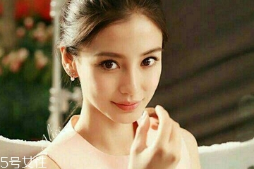 染發(fā)會使頭發(fā)變白嗎？頭發(fā)變白不是染發(fā)的鍋