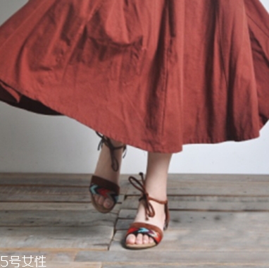 棉麻長裙配什么鞋子？除了小白鞋還有這些