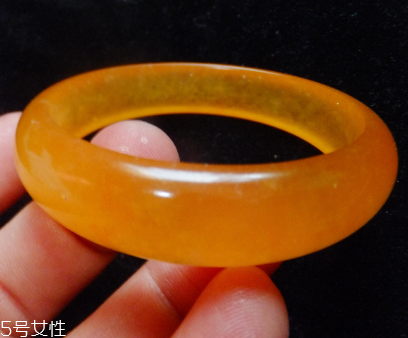 金絲玉手鐲多少錢(qián) 看品質(zhì)等級(jí)
