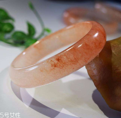 金絲玉手鐲多少錢(qián) 看品質(zhì)等級(jí)