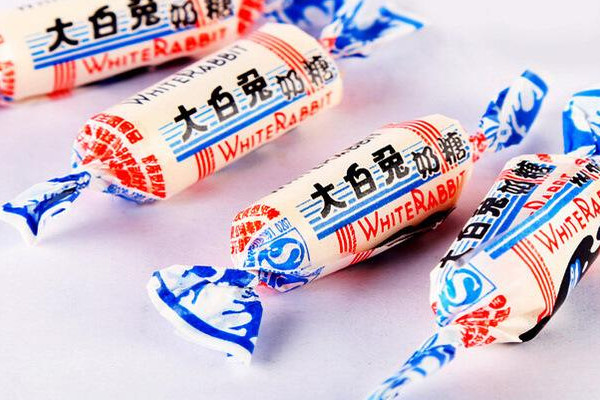 為什么大白兔奶糖包一層糯米糖紙？老版糖紙比一斤糖還貴