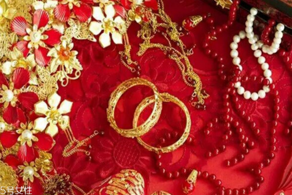 結婚三金是必須給的嗎 代表著傳統(tǒng)習俗