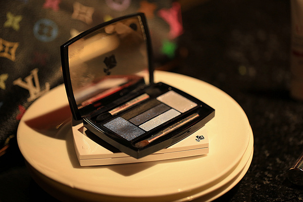 眼影顏色搭配技巧 一學(xué)就會的日常眼妝