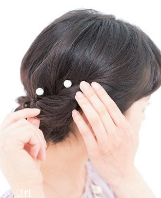 怎么用卷發(fā)棒卷內扣 輕松燙優(yōu)雅波波頭發(fā)型