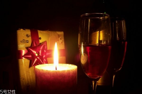 女性喝紅酒美容，一天喝多少比較好