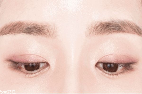 怎么畫(huà)眼線(xiàn) 畫(huà)眼線(xiàn)的簡(jiǎn)單方法