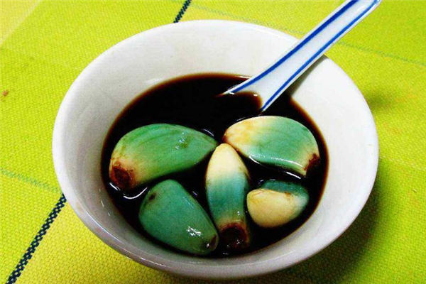 醋泡大蒜為什么會變綠 屬于正?，F(xiàn)象