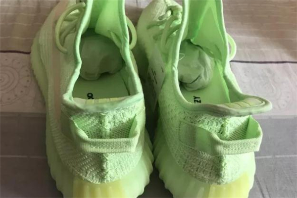 yeezy 350熒光綠開箱測評 椰子350夜光實(shí)物效果