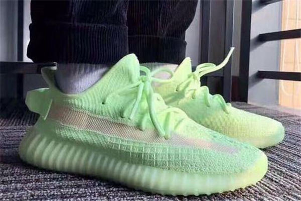 yeezy 350熒光綠開箱測評 椰子350夜光實(shí)物效果