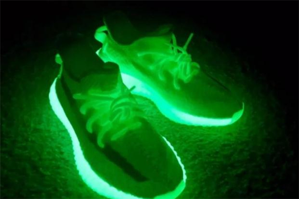 yeezy 350熒光綠開箱測評 椰子350夜光實(shí)物效果