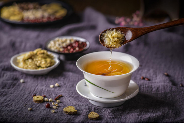 眼睛干澀酸脹怎么辦？來點(diǎn)花茶加越橘葉黃素