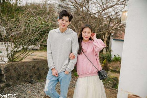 女生對男生有好感會主動嗎 女生喜歡一個(gè)人會有什么暗示