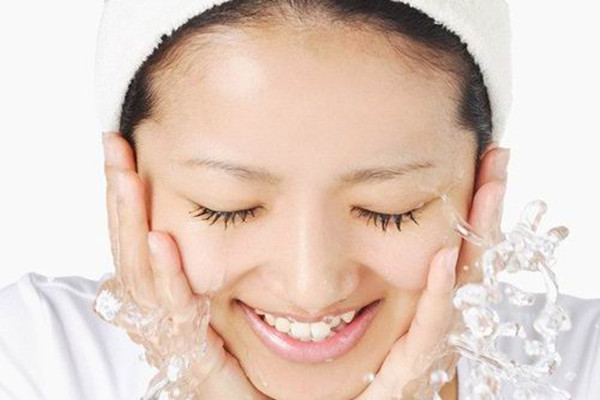 生理鹽水敷臉幾天敷一次比較好 生理鹽水敷臉?lè)髱追昼?>
<strong>生理鹽水敷臉幾天敷一次比較好 生理鹽水敷臉?lè)髱追昼?/strong>
</a>
<p>勝利鹽水本就是醫(yī)用的無(wú)菌溶液，既然是無(wú)菌溶液，如果拿來(lái)敷臉對(duì)皮膚會(huì)不會(huì)有傷害呢，生理鹽水敷臉幾天敷一次比較好，一次敷幾分鐘呢。</p>
</li>
<li>
<a href=