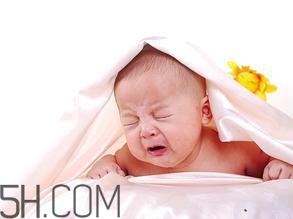新生兒吐奶情況什么時候會沒有？寶寶吐奶了怎么辦？