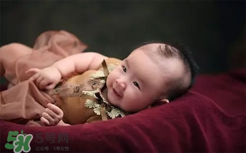 寶寶睡覺搖頭怎么回事？寶寶睡覺搖頭是缺鈣嗎？