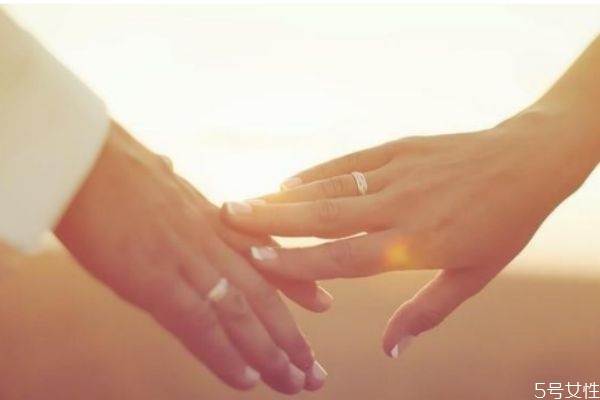 為什么女朋友會(huì)對(duì)自己說(shuō)出軌了 輕浮的女人有哪些特點(diǎn)
