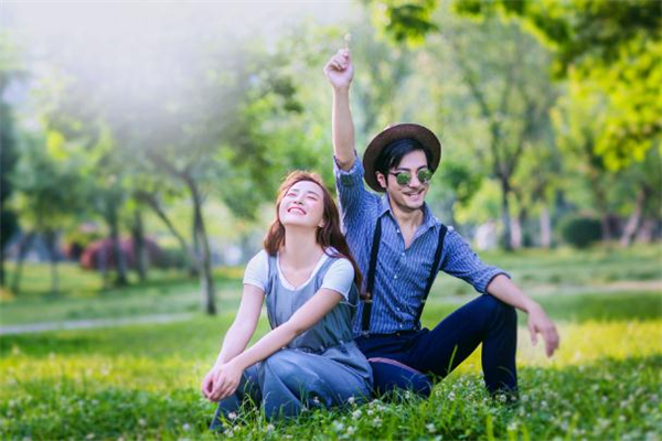 悶騷女適合什么男生 悶騷女喜歡一個人的表現