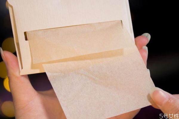 吸油紙會(huì)吸走護(hù)膚品嗎 臉上長(zhǎng)痘用吸油紙好嗎