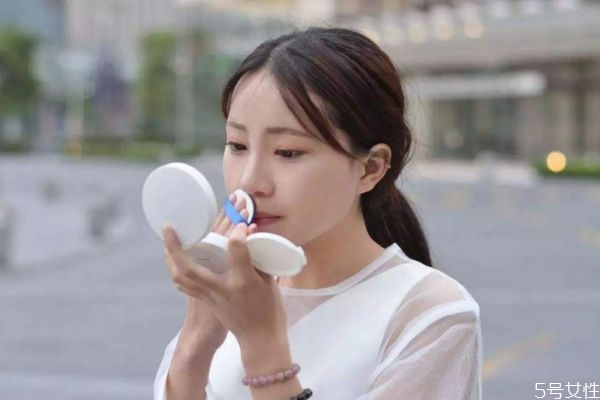補(bǔ)妝用什么補(bǔ)好 如何補(bǔ)妝自然不卡粉