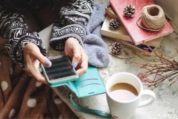 原生家庭父親出軌對(duì)女兒以后的影響 父母出軌的婚姻影響