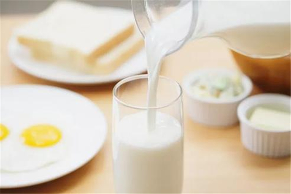 孩子睡前可以喝牛奶嗎 孩子睡前喝牛奶會(huì)影響長高嗎