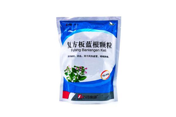 板藍(lán)根顆粒對咽喉炎有用嗎 板藍(lán)根顆?？梢钥崭购葐?></p><h3>板藍(lán)根顆?？梢援?dāng)涼茶喝嗎</h3><p>板藍(lán)根屬于中藥材，也叫做靛青根、藍(lán)靛根、大青根，具有清熱解毒，涼血利咽之功效。常用于溫疫時(shí)毒，發(fā)熱咽痛，溫毒發(fā)斑，痄腮，爛喉丹痧，大頭瘟疫，丹毒，癰腫。這是一種藥物，不能作為涼茶長期服用，容易引起身體虛寒等不良反應(yīng)，出現(xiàn)腹瀉、腹痛等表現(xiàn)。如果沒有適應(yīng)癥，過多服用也許會(huì)導(dǎo)致副作用增大，對身體造成傷害的。這種藥物清熱解毒。用于病毒性感冒，咽喉腫痛。服用這種藥物時(shí)忌煙、酒及辛辣、生冷、油膩食物。不宜在服藥期間同時(shí)服用滋補(bǔ)性中成藥。風(fēng)寒感冒者不適用，其表現(xiàn)為惡寒重，發(fā)熱輕，無汗，鼻塞流清涕，口不渴，咳吐稀白痰。</p> </div>
<div align=